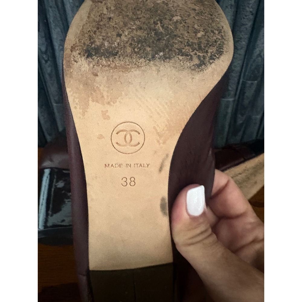 Chanel Burgundy Leather Black Patent Cap Toe CC Logo Block Heel Pumps Size 38 - Picture 6 of 6